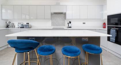 Four Bedroom house walking distance to mall