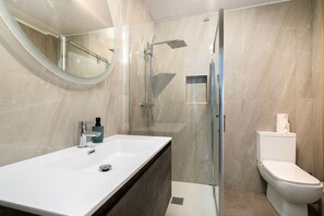 Shower, hair dryer, towels, soap - Four Bedroom house walking distance to mall (London)