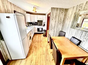 Ferienhütte | Eigene Küche | Kühlschrank, Mikrowelle, Ofen, Herdplatte