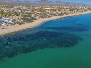 Chaises longues, serviettes de plage