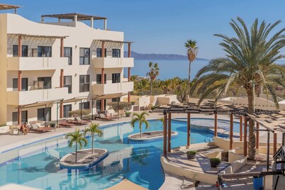 Oceanview condo w Resort amenities, Steps to Beach