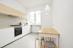 Apartment | Private kitchen | Full-sized fridge, oven, stovetop, dishwasher - Lighthouse by 3City Rentals  (Gdynia)