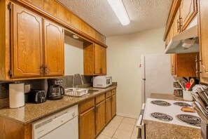 Frigorifero, piano cottura, macchina per tè/caffè