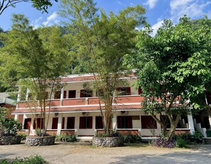Chambre Confort Double ou avec lits jumeaux, plusieurs lits, vue montagne, en bord de lac | Coin séjour