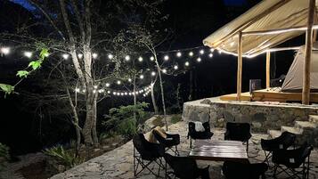 Panoramic-Zelt, 2 Queen-Betten, Seeblick, Seeseite | 2 Schlafzimmer, kostenloses WLAN, Bettwäsche