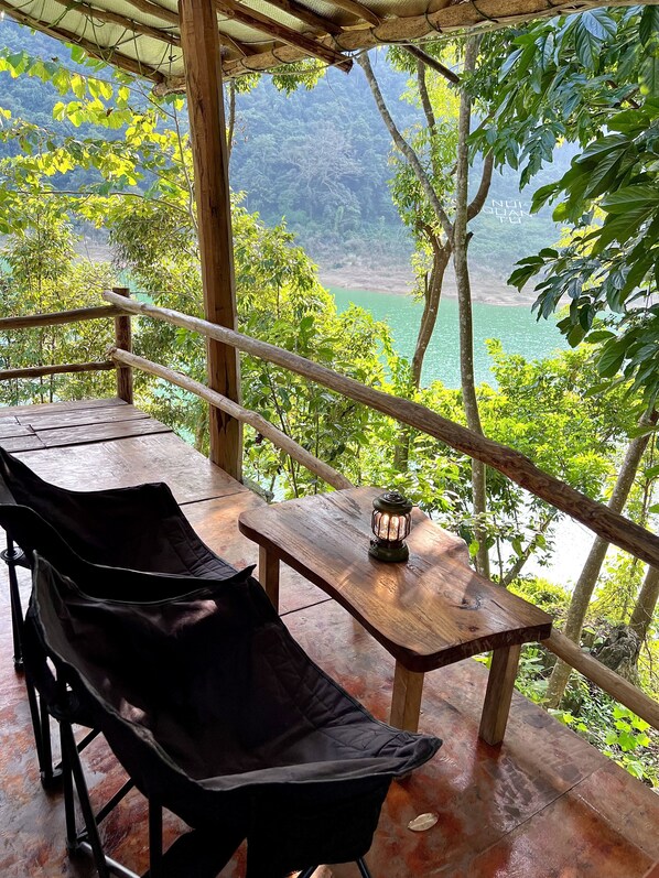 Tente Panoramique, 1 grand lit, vue lac, en bord de lac | Wi-Fi gratuit, draps fournis