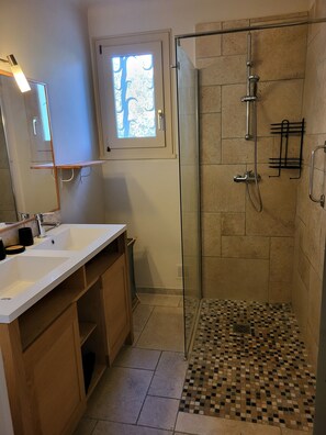 Shower, jetted tub, hair dryer, towels