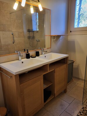Dusche, Whirlpool, Haartrockner, Handtücher
