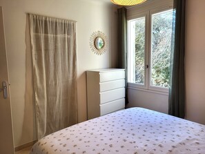 2 bedrooms, iron/ironing board, WiFi, bed sheets