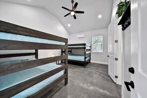 5 bedrooms, free WiFi - Pickle Houz, Pickleball Court, Pool, Golf@ Frio River Vacation Rentals (Concan)