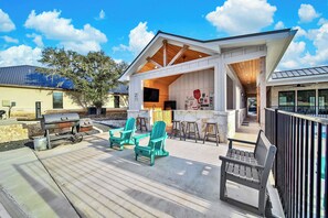 Outdoor dining - Pickle Houz, Pickleball Court, Pool, Golf@ Frio River Vacation Rentals (Concan)