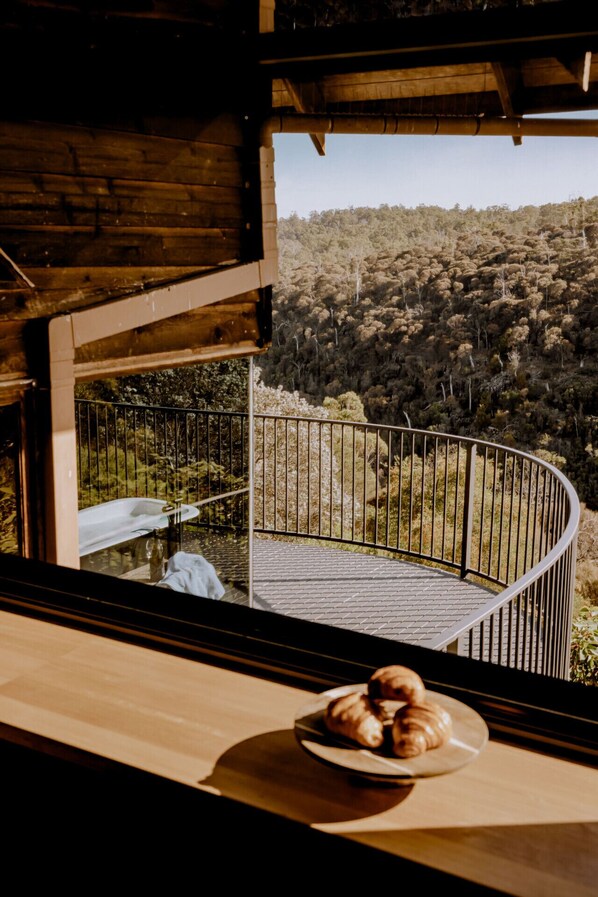 Interior - Esk Treehouse Cabin: Unique Home with River Views (Blackstone Heights)