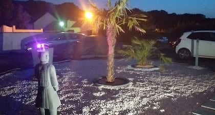 à 15 mn Aéroport Roissy CDG & 20 min Parc Astérix, Petite maison dans propriété