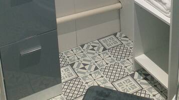 Ducha, secador de pelo, toallas y jabón