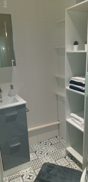 Dusche, Haartrockner, Handtücher, Seife