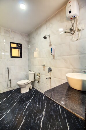 Super Deluxe Room With City View | Badezimmer | Dusche, kostenlose Toilettenartikel, Handtücher, Seife