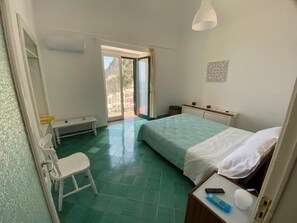 4 habitaciones, tabla de planchar con plancha, cuna de viaje y wifi