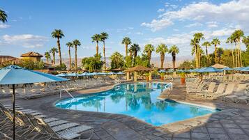 Alberca al aire libre y alberca climatizada