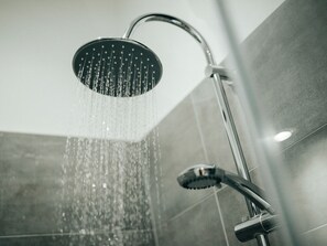 Douche, sèche-cheveux, serviettes fournies, shampoing