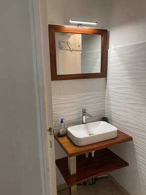 Dusche, Haartrockner, Handtücher, Toilettenpapier