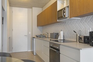 Kylskåp, mikrovågsugn, ugn och diskmaskin