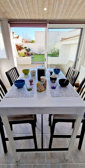 Dining - Cocon St Hilaire, charming house, enclosed garden (Talmont-Saint-Hilaire)