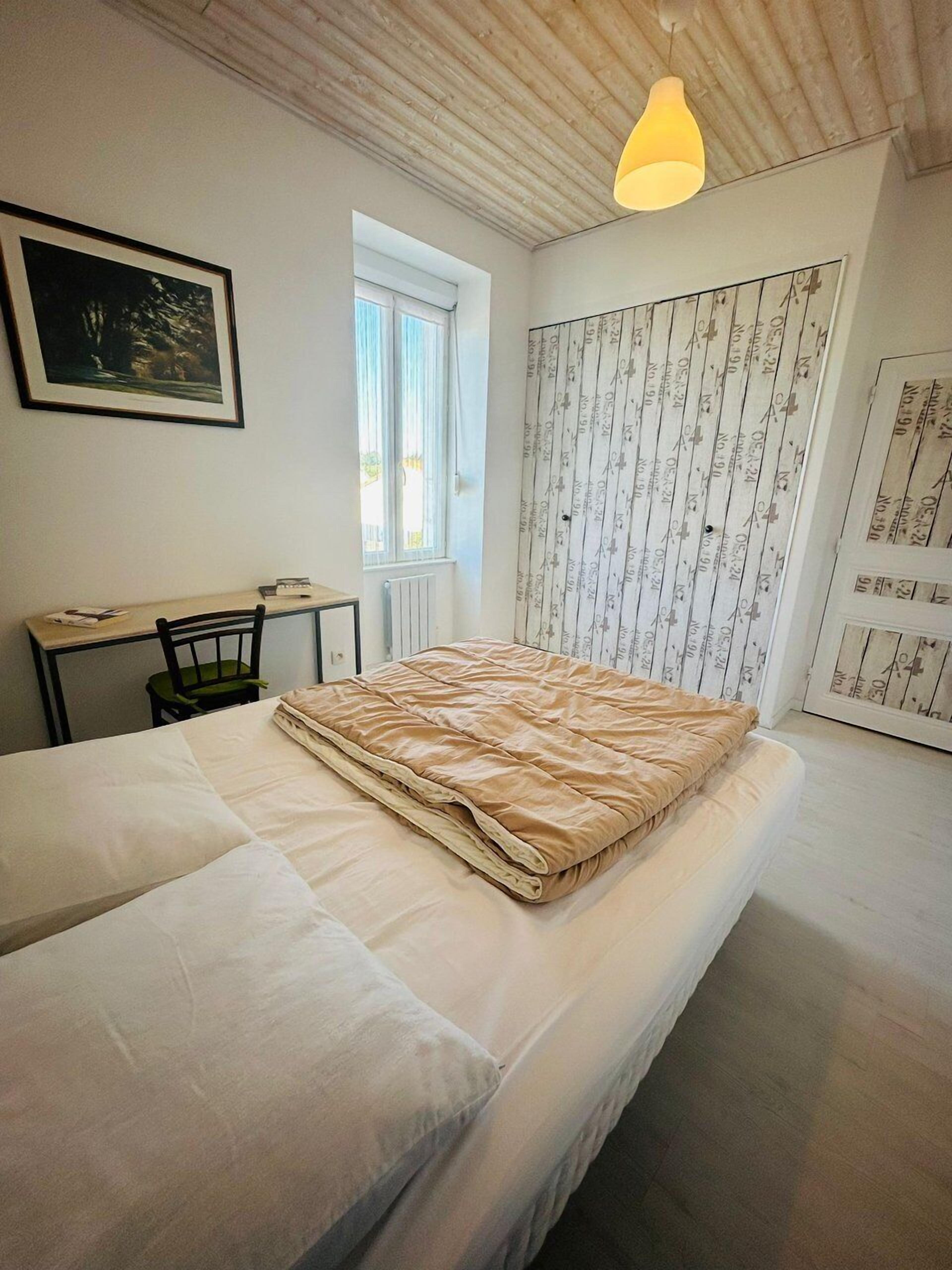 3 bedrooms, desk, Internet