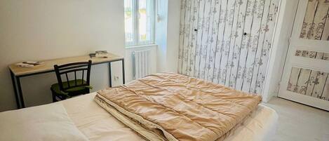 3 bedrooms, desk, Internet