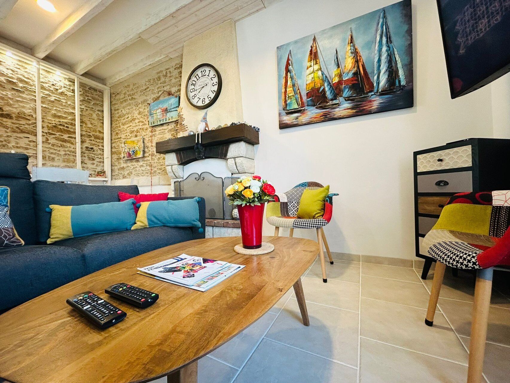 Televisión, chimenea y libros 