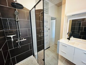 Shower, hair dryer - Cocon St Hilaire, charming house, enclosed garden (Talmont-Saint-Hilaire)