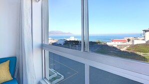 Uma varanda com vista para o mar e edifícios.