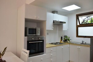 Refrigerador con freezer, microondas, horno, placa de cocina