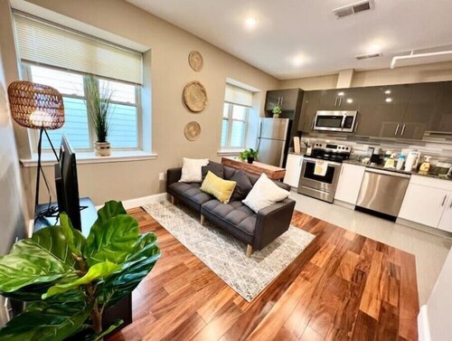 501 Cozy and Comfy 1BR apartment in center city

