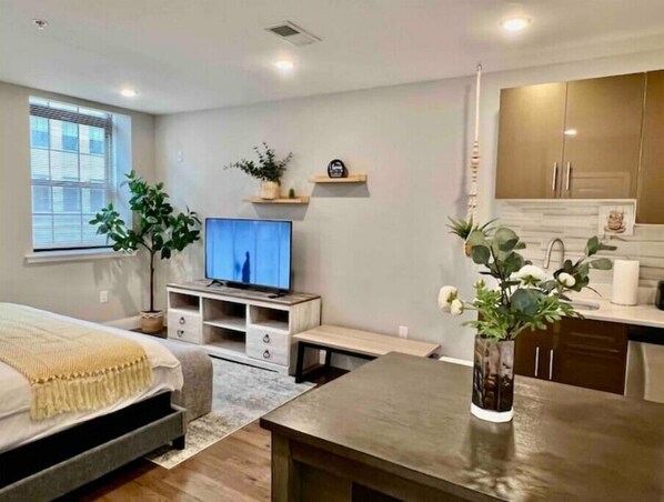 1 bedroom, desk, iron/ironing board, WiFi - 308 Cozy and warm King Bed APT in center city
(Philadelphia)