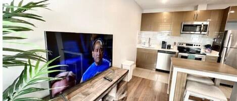 Kylskåp, mikrovågsugn, ugn och spishäll