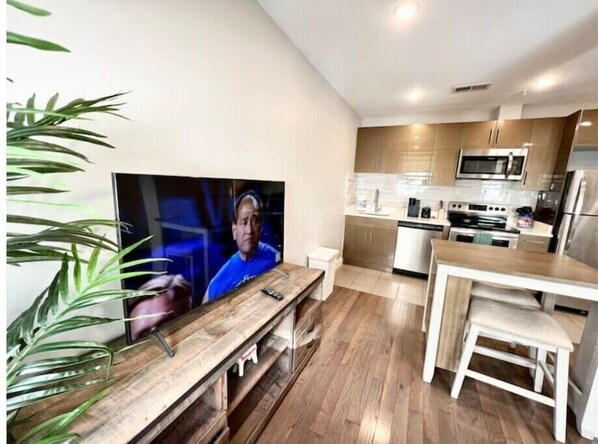 Fridge, microwave, oven, stovetop - 307 Kyoto style 1BDR Apt in center city
(Philadelphia)