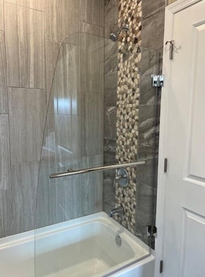 Ducha, secador de pelo, toallas y jabón