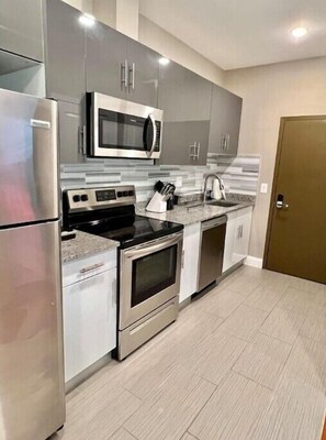 Kühlschrank, Mikrowelle, Ofen, Herdplatte