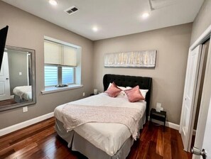 1 habitación, escritorio, tabla de planchar con plancha y cuna de viaje 