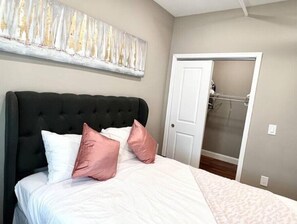 1 habitación, escritorio, tabla de planchar con plancha y cuna de viaje 