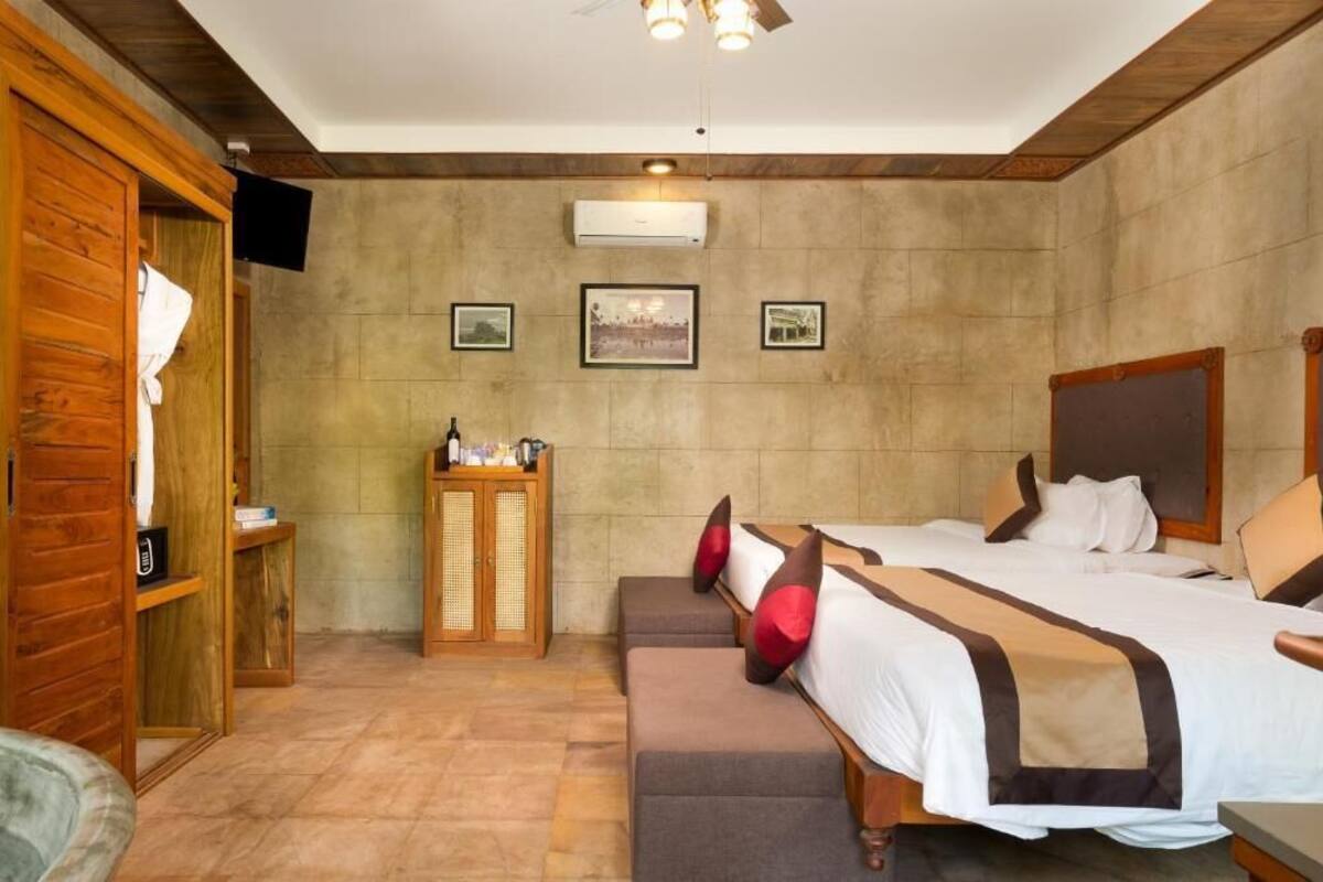 Deluxe Room | 1 bedroom, in-room safe, desk, laptop workspace