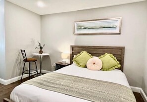 1 dormitorio, caja fuerte, escritorio y tabla de planchar con plancha