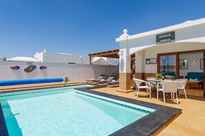 Un espace piscine aménagé sur le toit, avec des chaises longues, une table et un panneau indiquant « CASADA SPALINA ».
