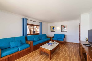 Fernseher, Videospiele, DVD-Player, Tischtennisplatte