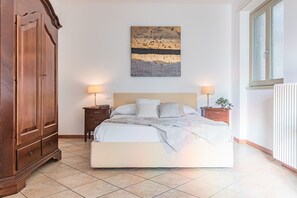 2 chambres, coffres-forts dans les chambres, fer et planche à repasser