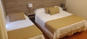 Quarto triplo standard | Cofres nos quartos, Wi-Fi de cortesia, roupa de cama