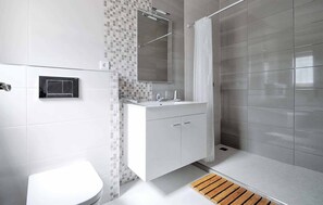 Ducha, bidet, toallas