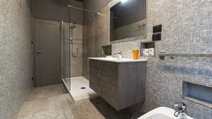 Dusche, Haartrockner, Bidet, Handtücher