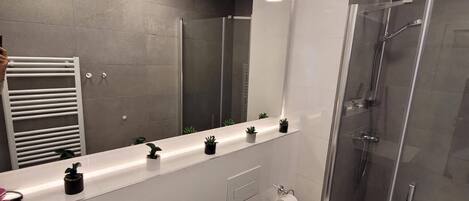 Secadora de cabello, toallas, jabón, papel de baño