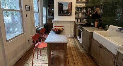 Cheerful 3- bedroom townhouse with private garden